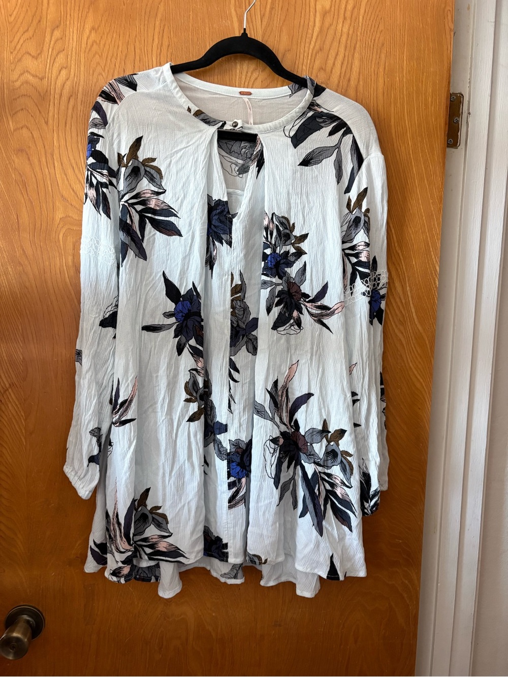 Free People Tree swing White Floral Button-Front Tunic with Navy Accents L - Picture 2 of 10